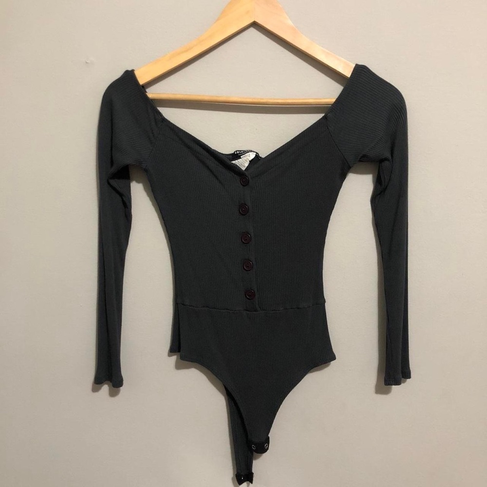 Dark olive green rib knit long sleeve button bodysuit ✨